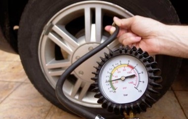 Bơm lốp xe ô tô bao nhiêu kg là đủ?